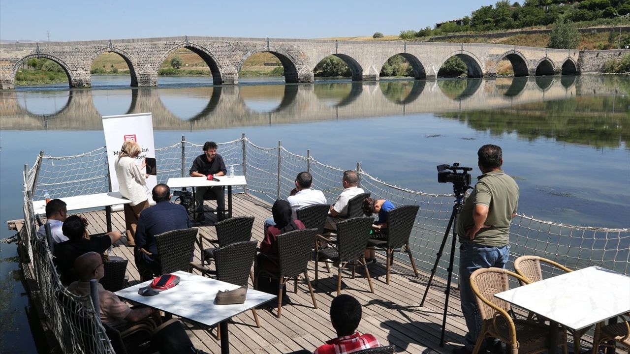 Muş'ta Bilim Kafe Etkinliğinde Malazgirt Zaferi Anlatıldı