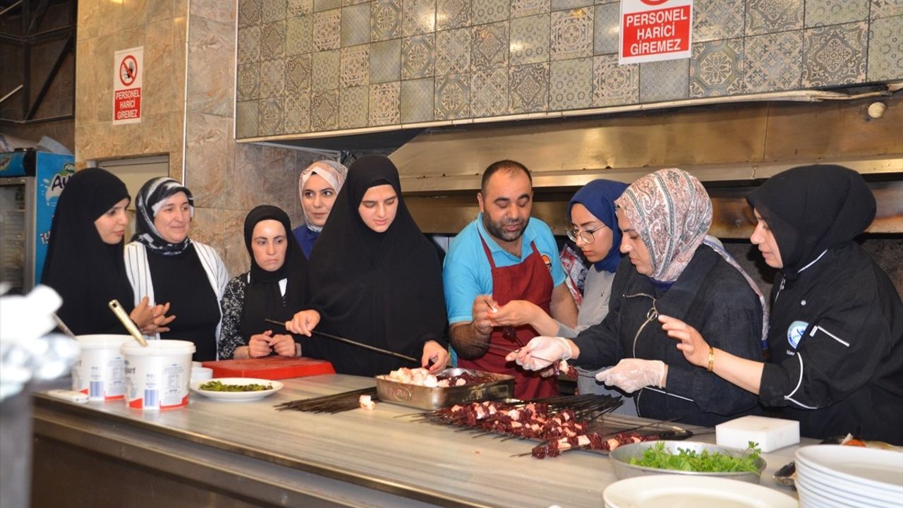 Muş'ta Kadın Aşçılar Restoranda Kebap Pişirdi ve Döner Kesti