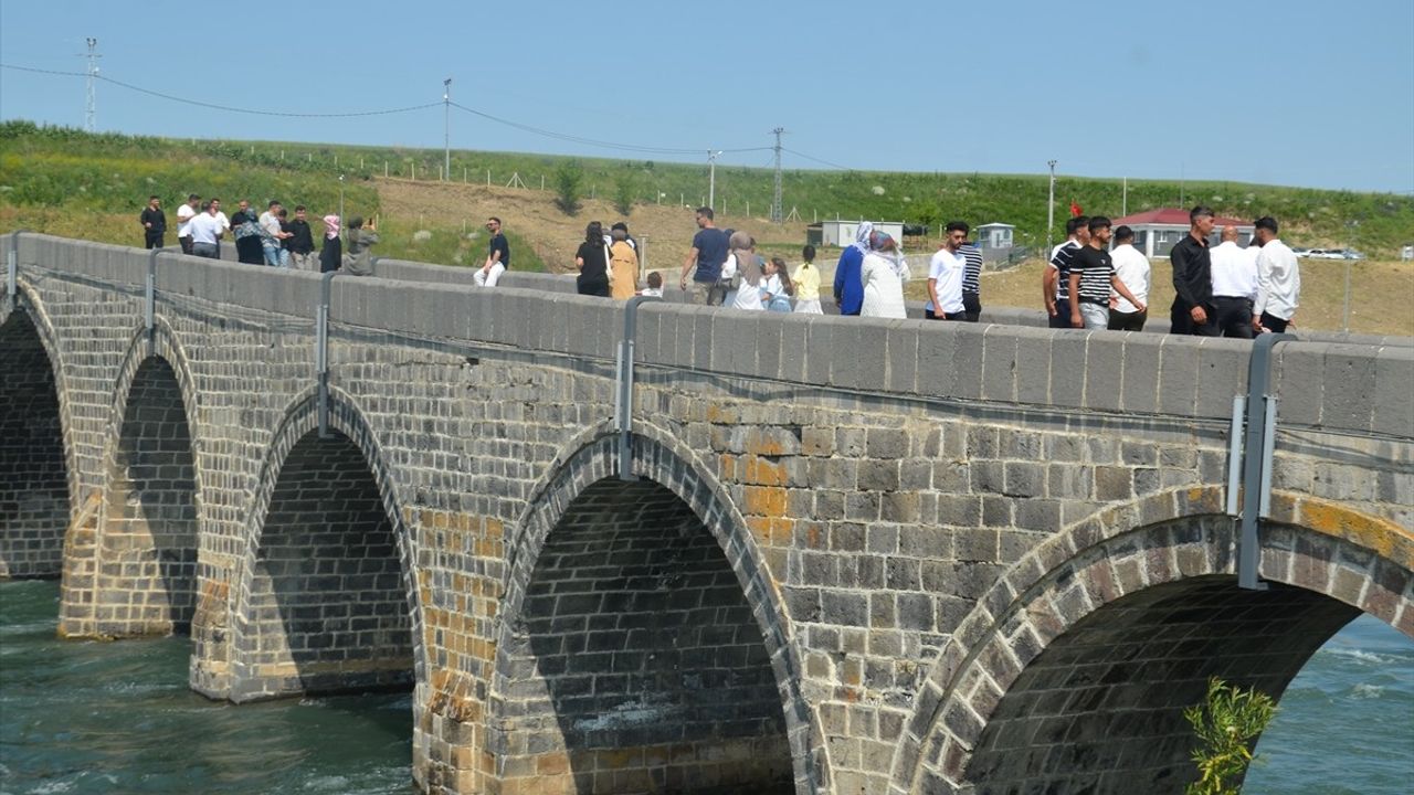 Muş'taki Tarihi Murat Köprüsü Kurban Bayramı'nda Ziyaretçi Akınına Uğradı