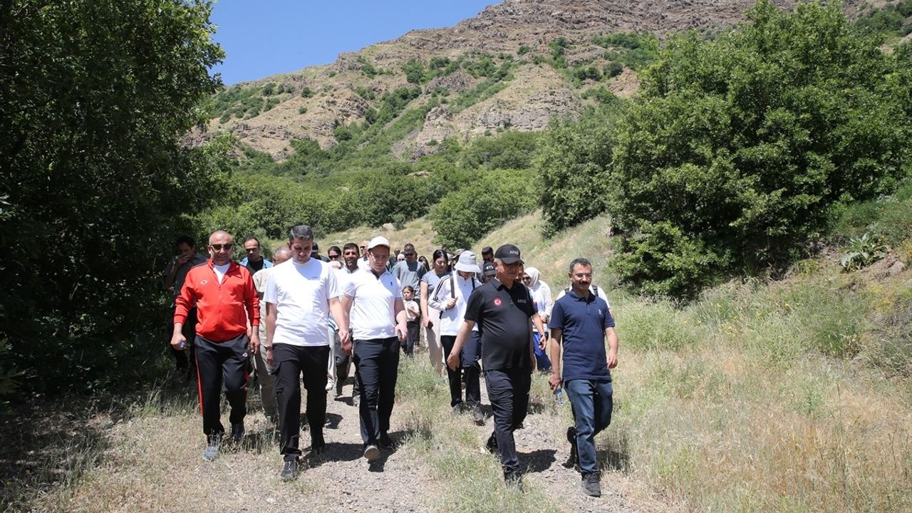 Muş Valisi Çakır, Doğaseverlerle Yürüyüşte Buluştu