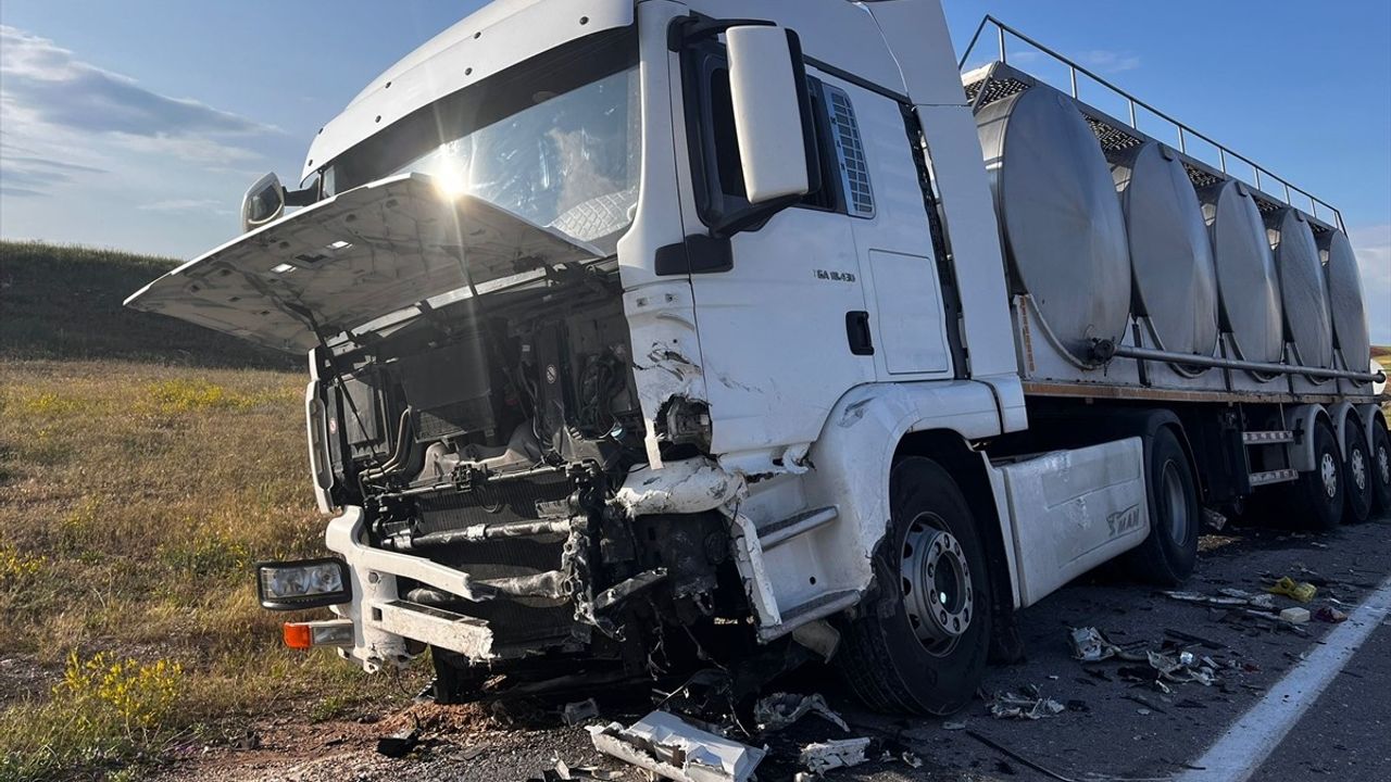 Nevşehir'de Tır ve Otomobil Çarpıştı: 2 Kişi Hayatını Kaybetti