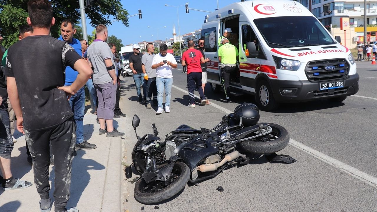 Ordu'da Motosiklet ile Otomobil Çarpıştı: 2 Yaralı