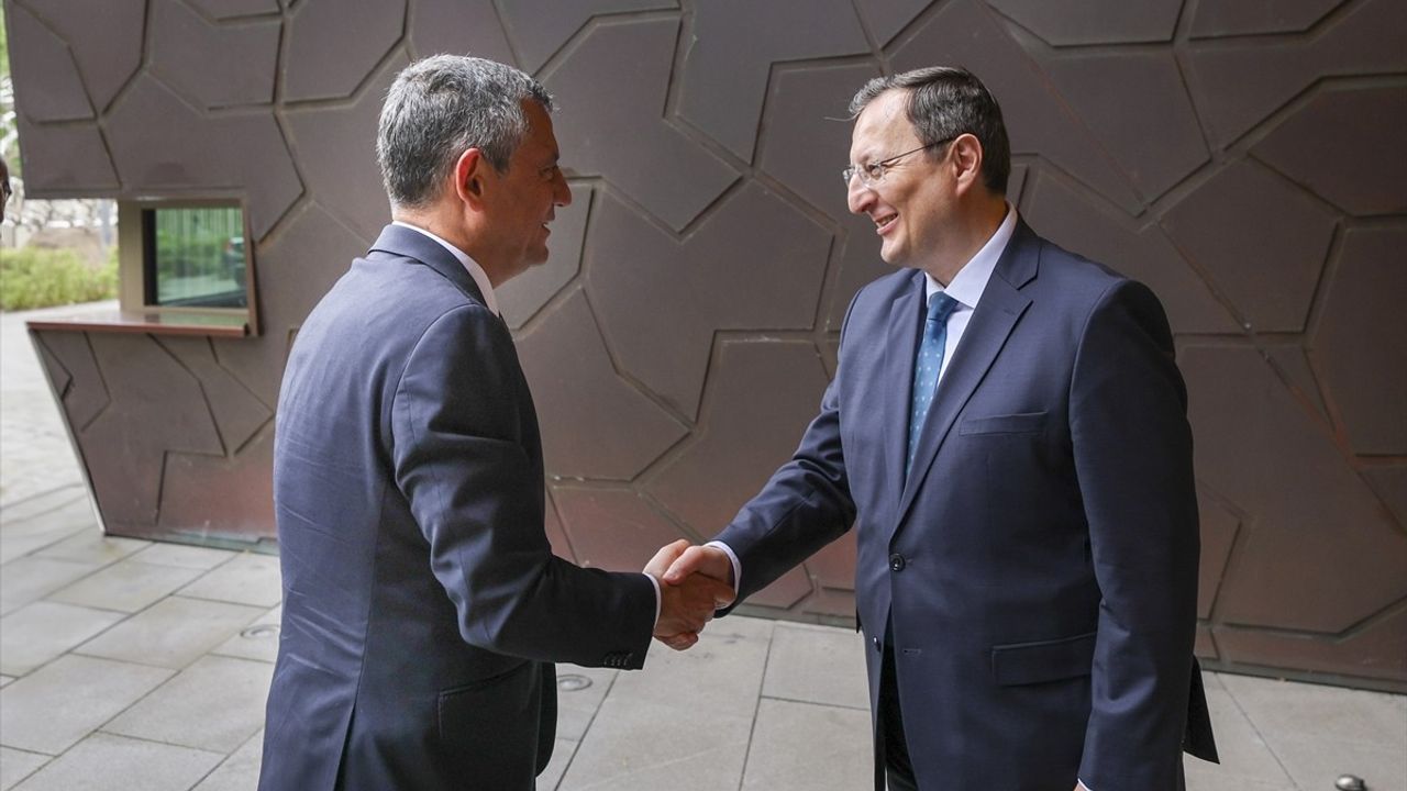 Özgür Özel'den Berlin'de Önemli Ziyaret: Büyükelçi Gökhan Turan ile Bir Araya Geldi