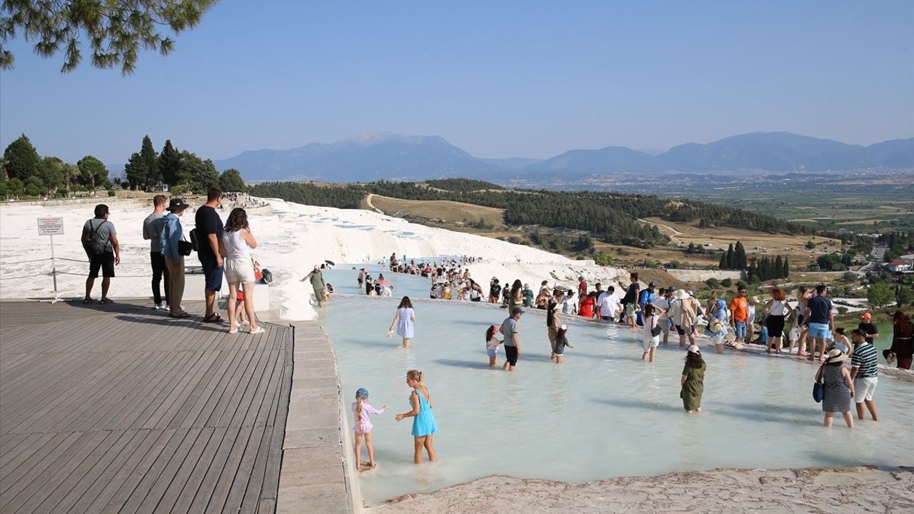 Pamukkale'ye Bayramda 53 Bin Turist Ziyareti