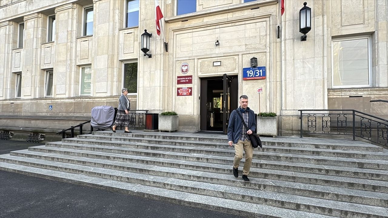 Polonya'da Cumhurbaşkanı Seçiminin İkinci Turu Başladı