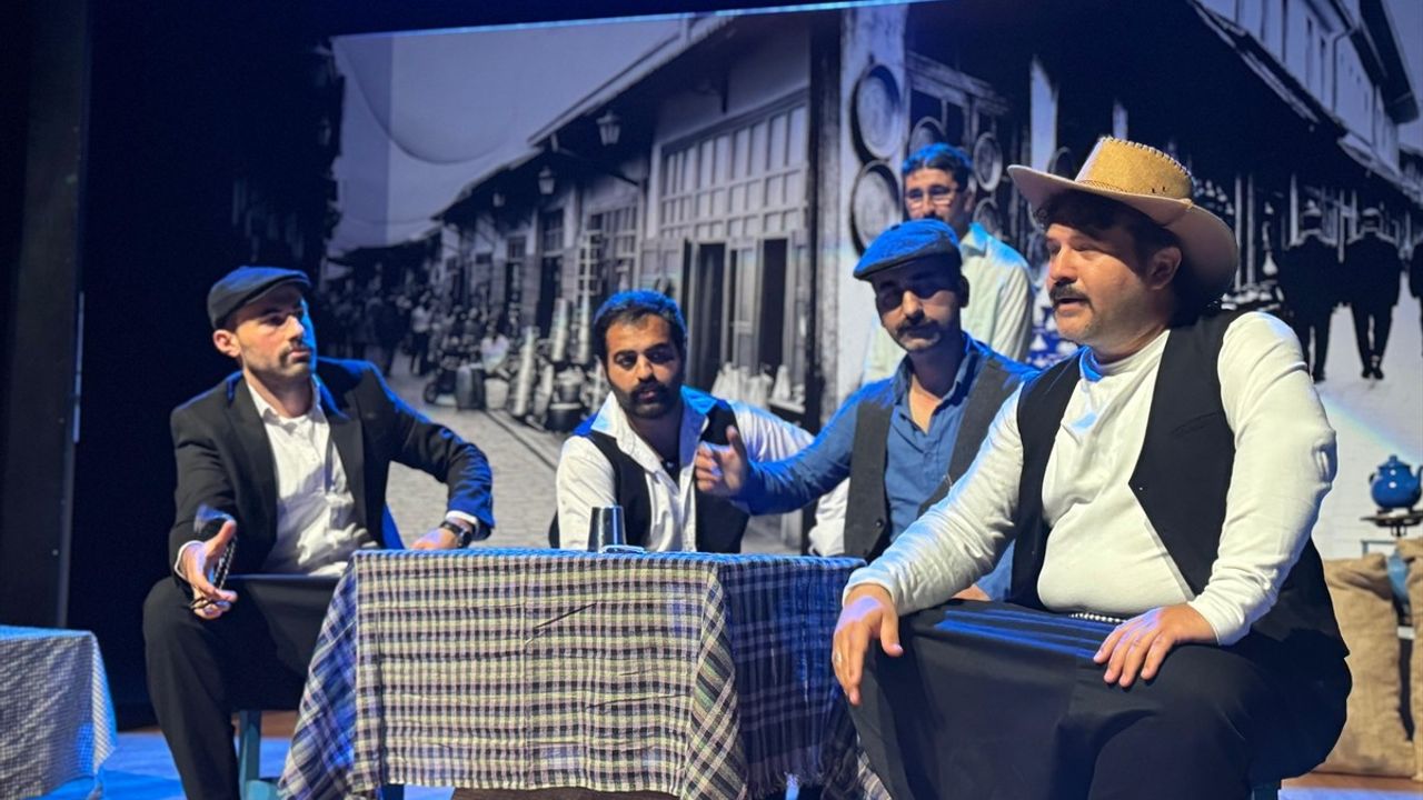 Rasim Özdenören'in 'Çözülme' Oyunu Yeniden Sahnelendi