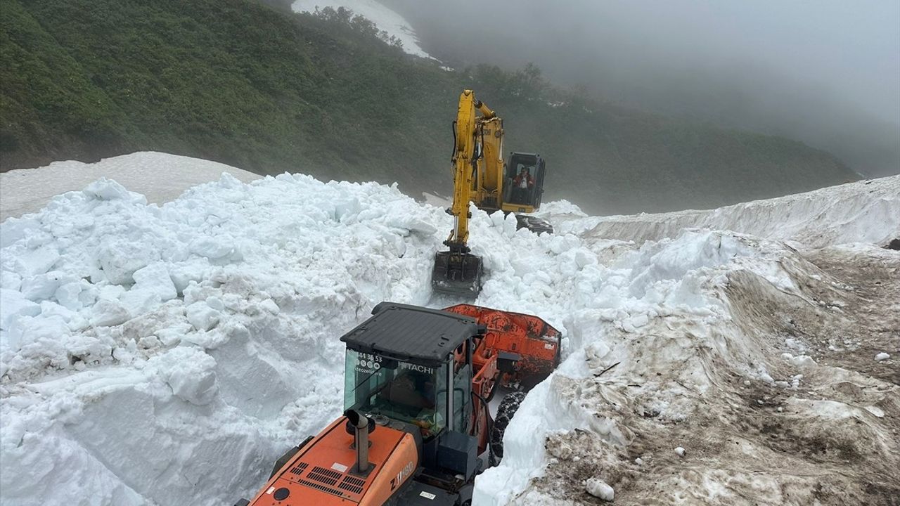Rize'de Haziran Ayında Karla Mücadele Çalışmaları Devam Ediyor