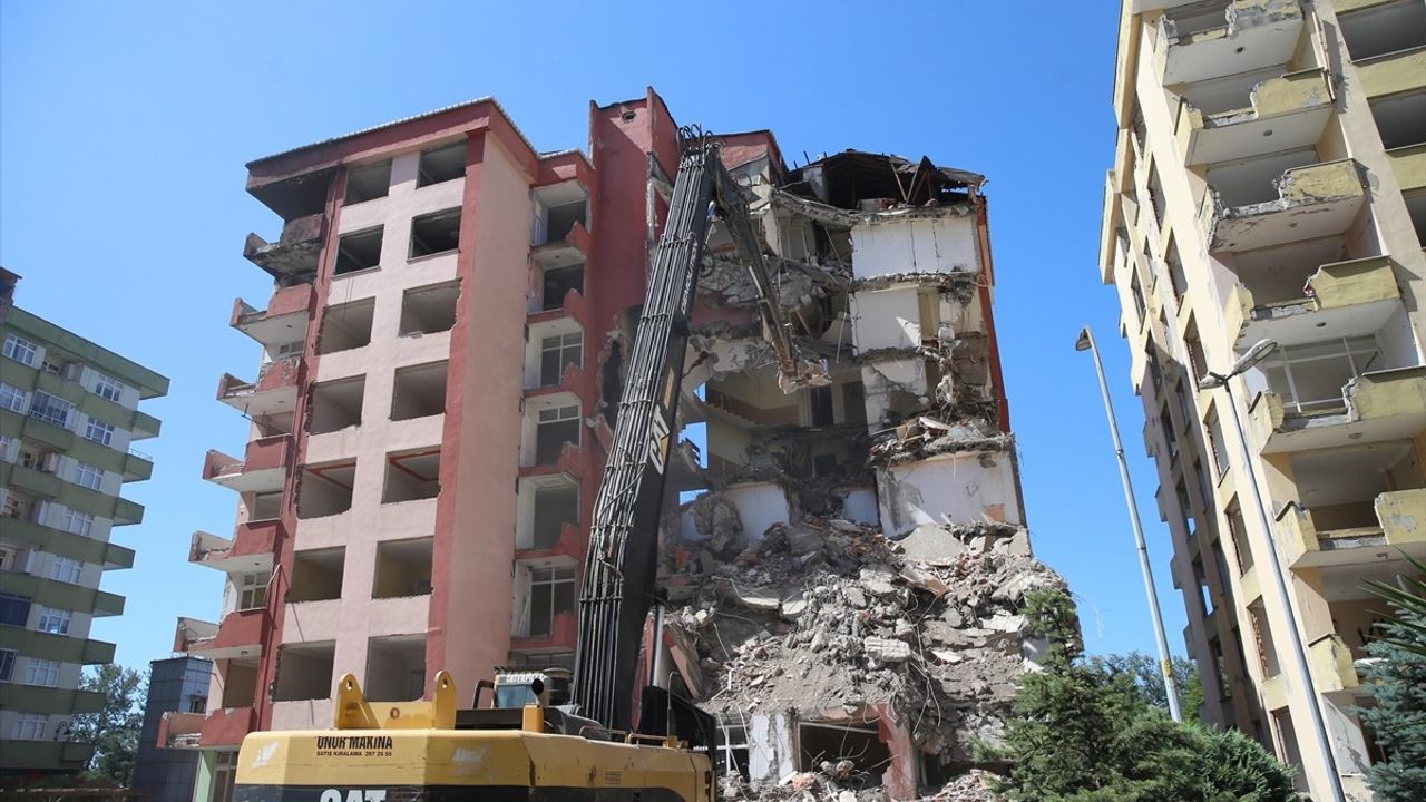 Rize'de Riskli Yapıların Yıkımına Başlandı