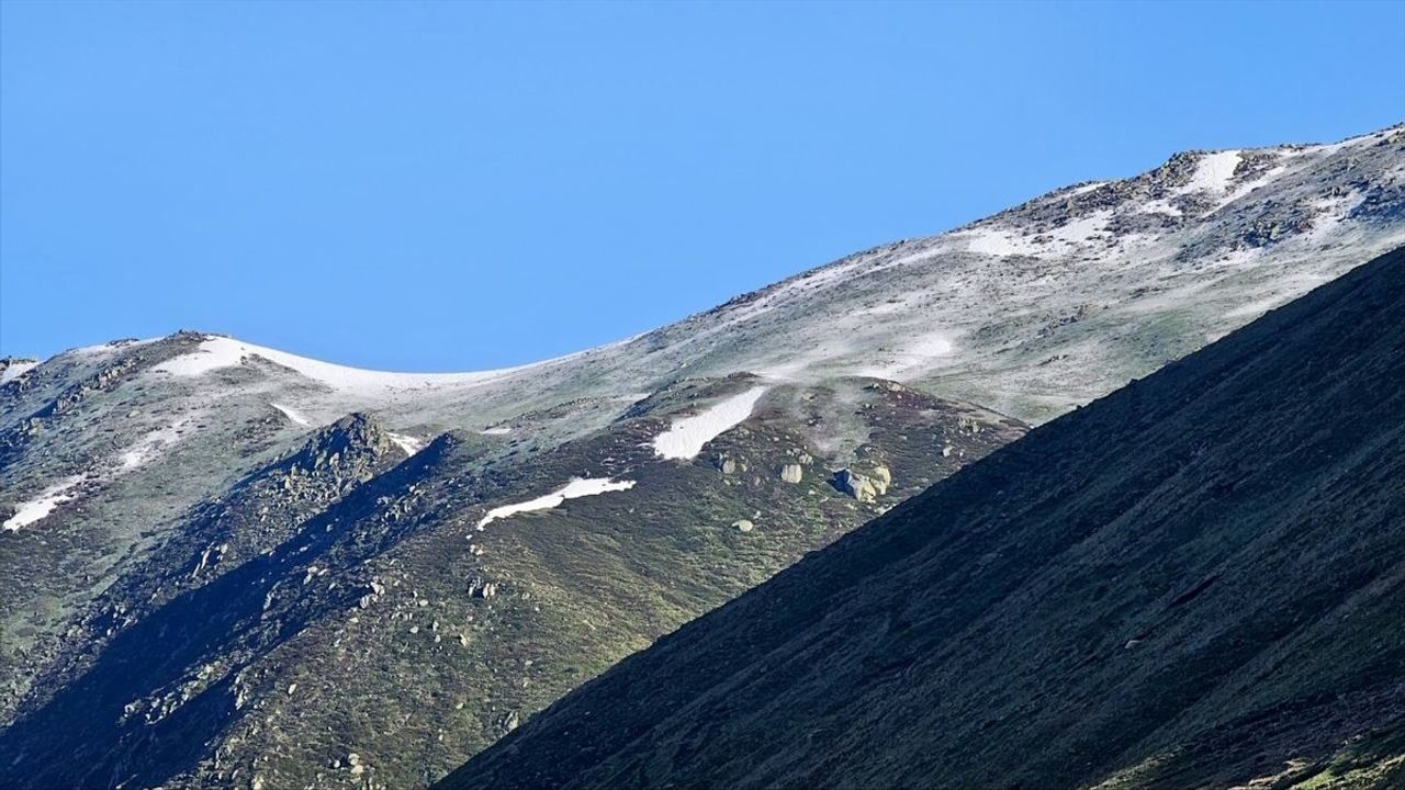 Rize Yaylaları Karla Kaplandı: Avusor ve Kavron'da Kartpostallık Manzaralar