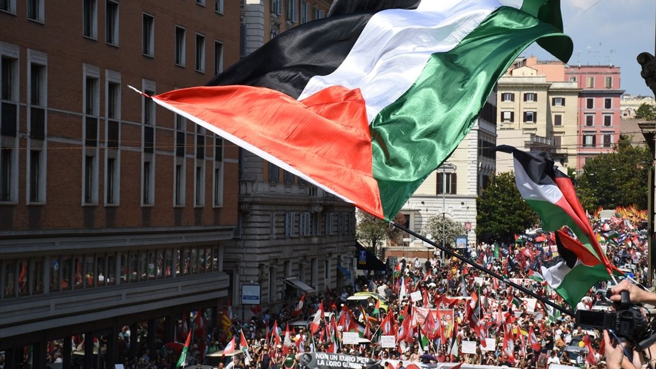 Roma'da Filistin’e Destek ve Avrupa’nın Silahlanmasına Karşı Protestolar
