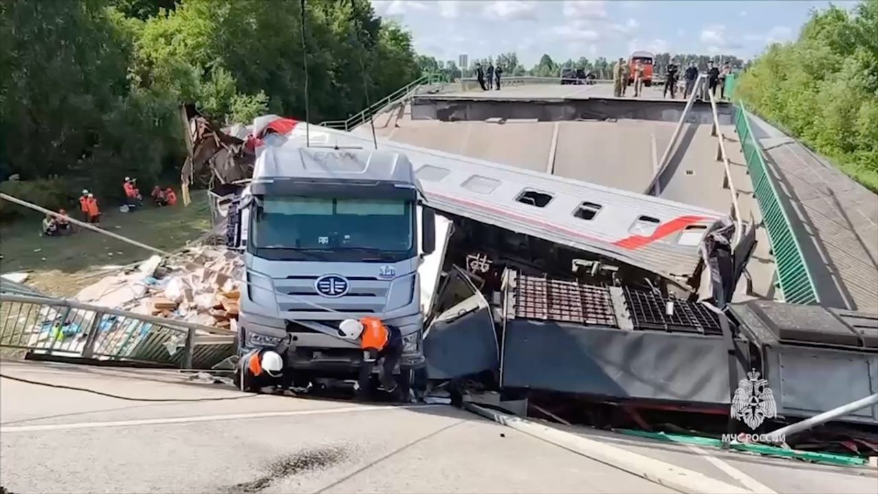 Rusya'da Otoyol Köprüsü Tren Üzerine Çöktü: 7 Ölü