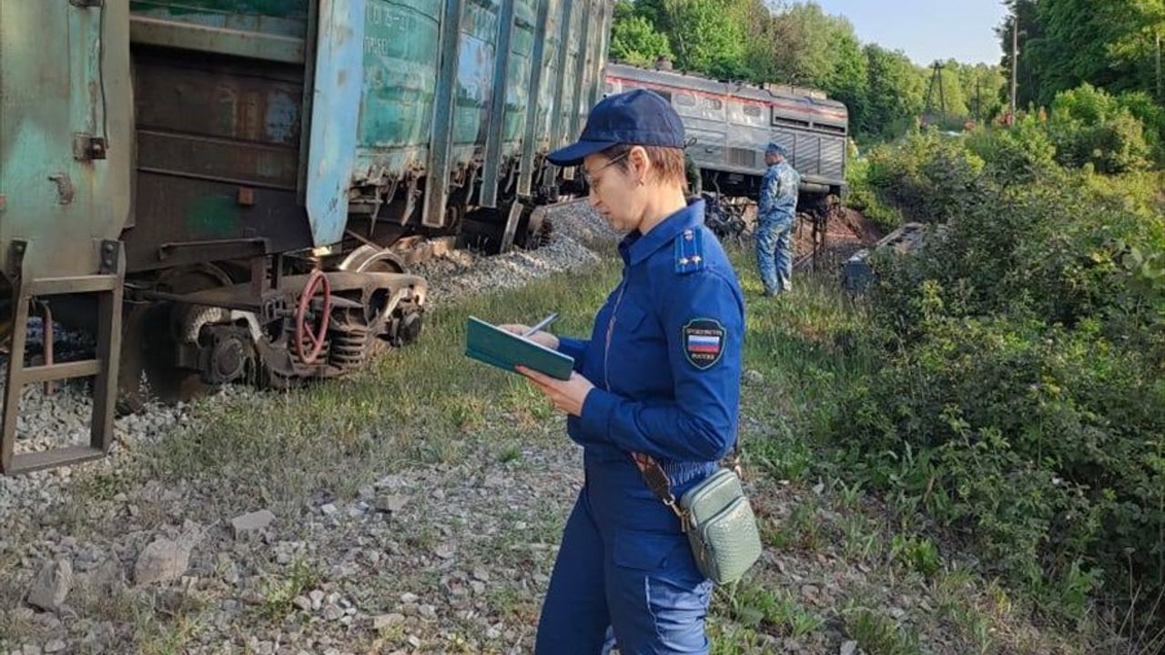 Rusya'da Otoyol Köprüsü Tren Üzerine Çöktü: 7 Ölü