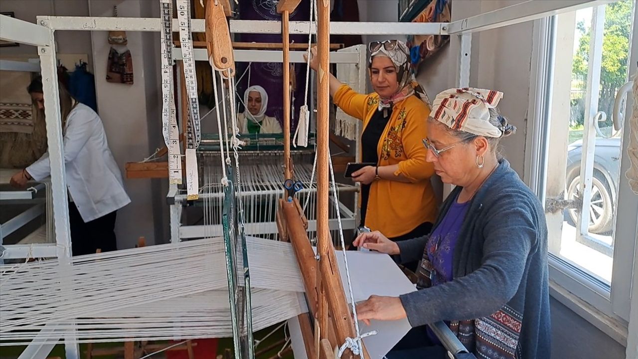 Sakarya'da Kadınlar, Doğal Kumaş Dokumacılığı ile Aile Ekonomisine Destek Sağlıyor