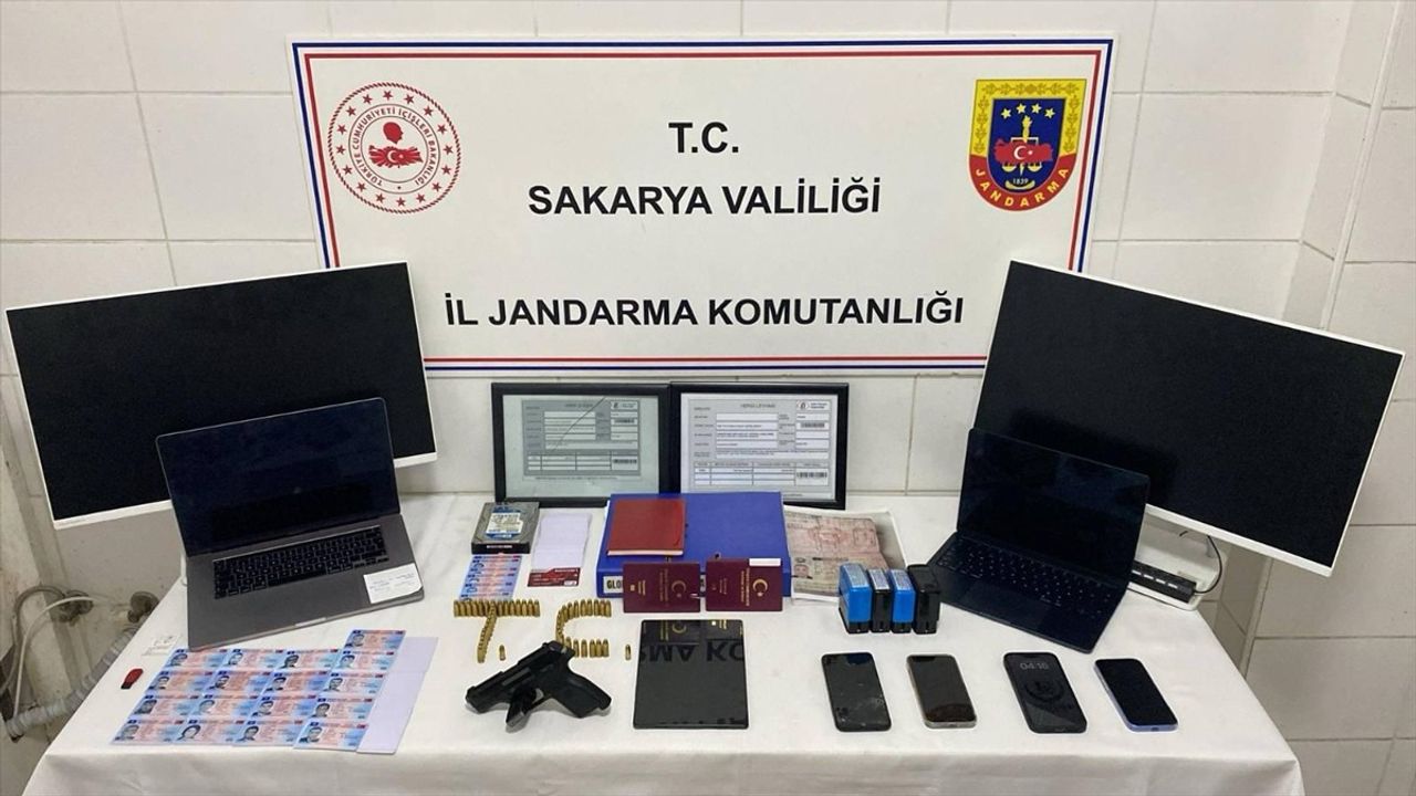Sakarya'da Resmi Belgede Sahtecilik Operasyonu: 2 Kişi Tutuklandı