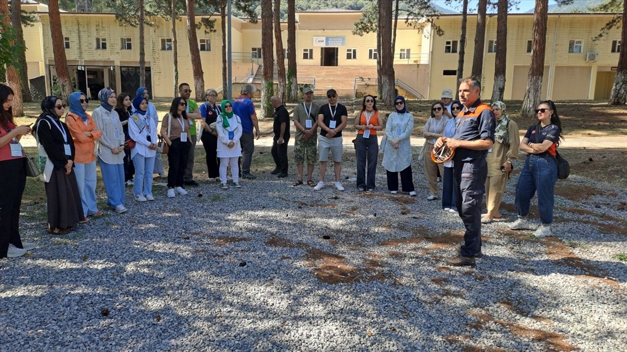 Sakarya'da Sınıf Öğretmenlerine Afet Bilinci Eğitimi Verildi