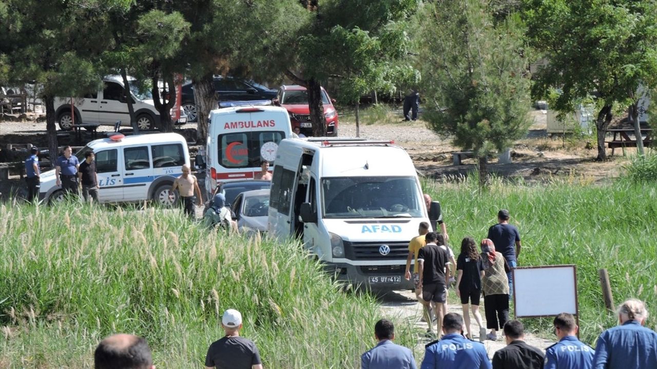 Salda Gölü'nde Boğulma Tehlikesi: 17 Yaşındaki Kız Hastaneye Kaldırıldı