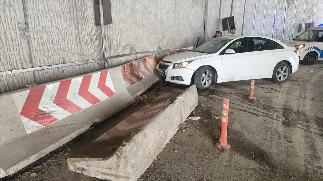 Samsun'da Otomobil Beton Bariyere Çarptı: 5 Yaralı