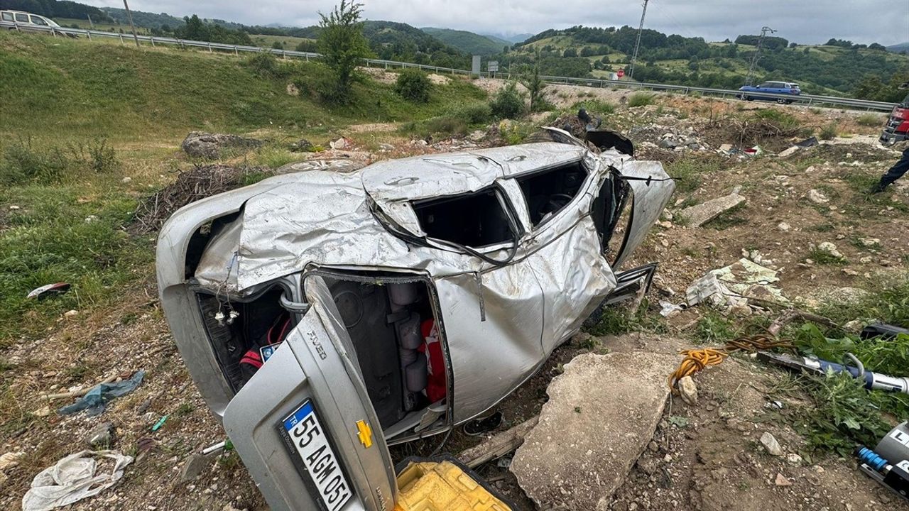 Samsun'da Otomobil Şarampole Devrildi: 4 Yaralı