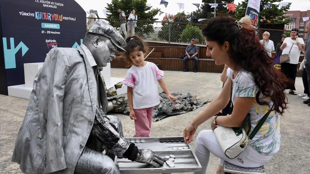 Samsun'da Türkiye Kültür Yolu Festivali'nde Canlı Heykel Performansları