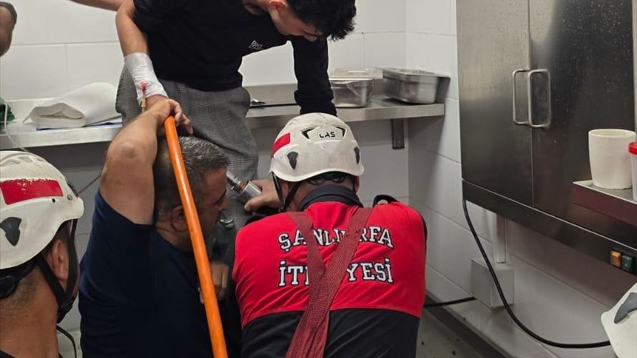 Şanlıurfa'da Kıyma Makinesine Kapanan Çocuk İtfaiye Tarafından Kurtarıldı