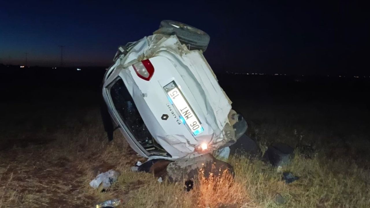 Şanlıurfa'da Şarampole Devrilen Otomobilde 3 Kişi Yaralandı