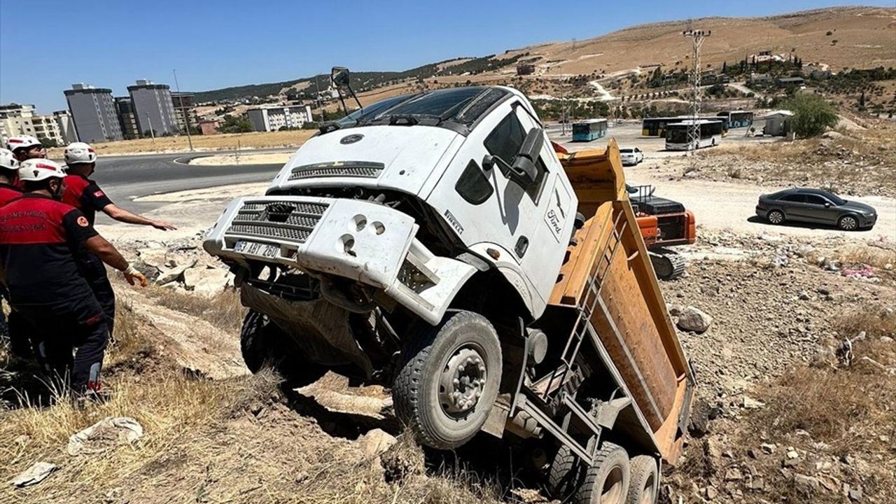 Şanlıurfa'da Şarampole Düşen Kamyon Sürücüsü Kepçeyle Kurtarıldı