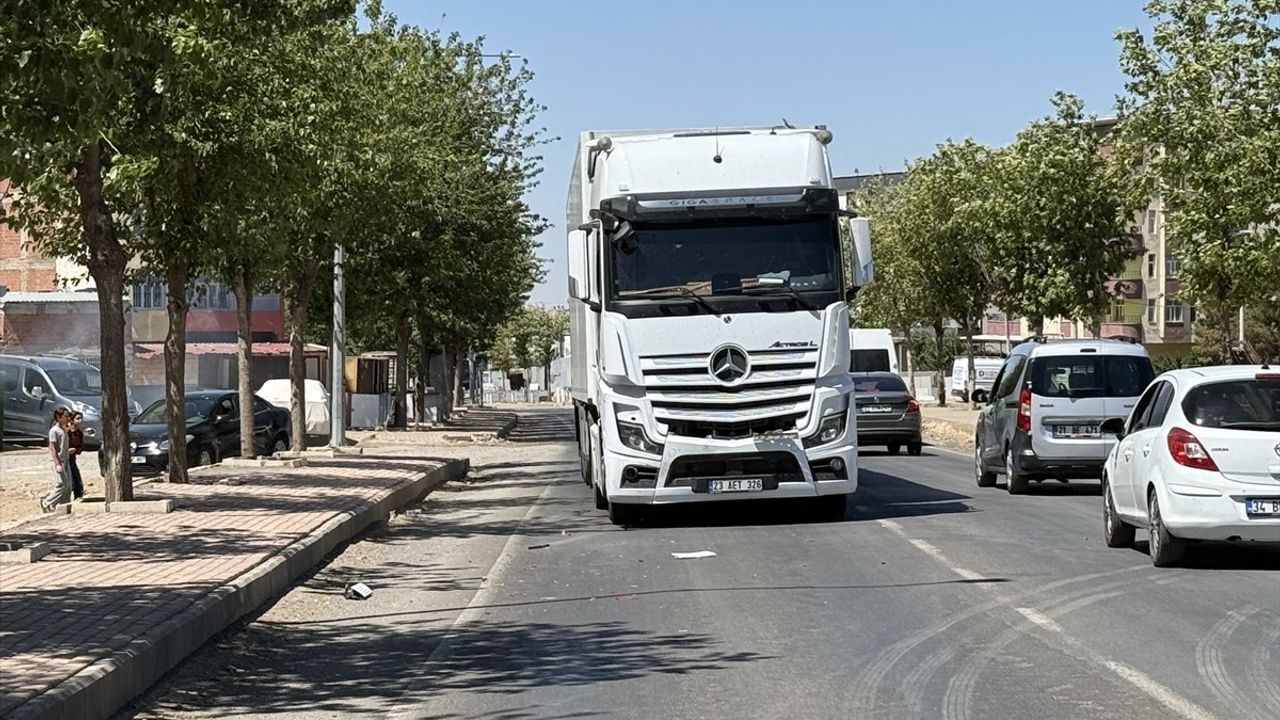 Şanlıurfa'da Tırın Çarptığı Otomobilde 6 Kişi Yaralandı