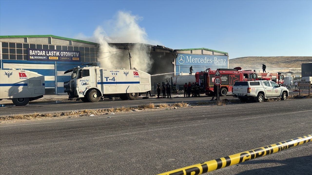 Şanlıurfa'daki Hırdavatçı Yangını TOMA ile Söndürüldü