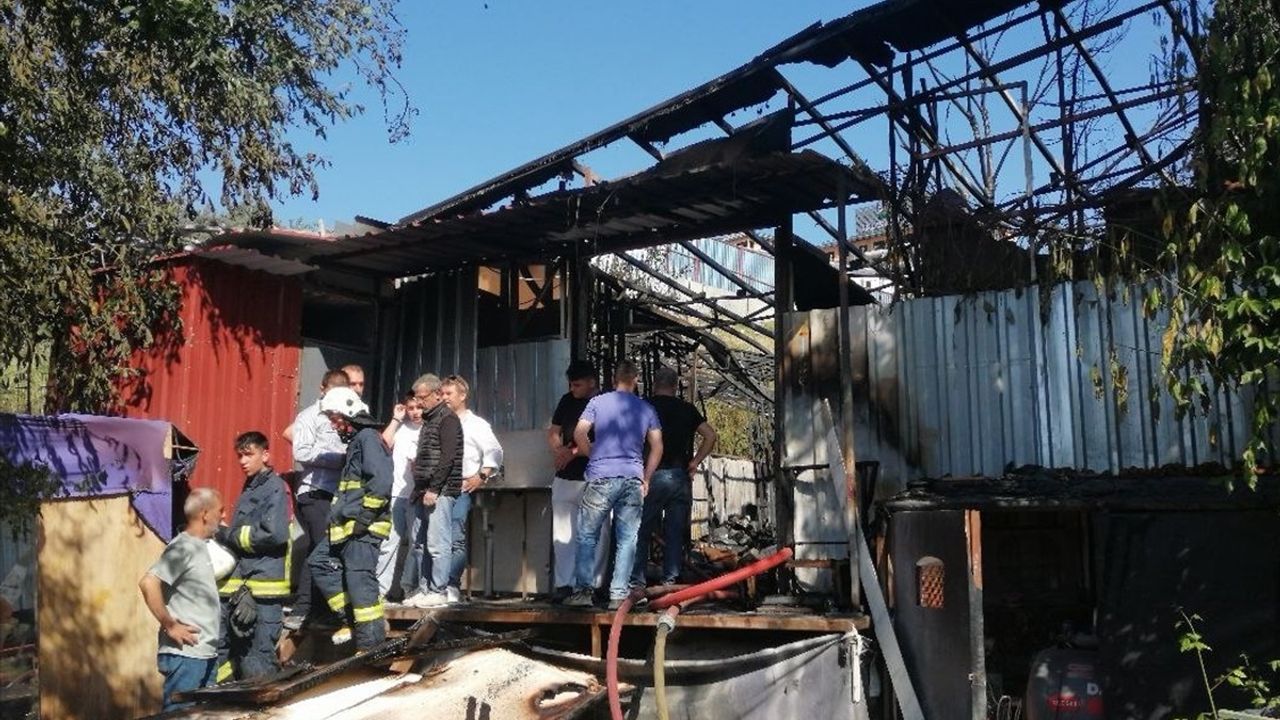 Sarıyer'de Mobilya Atölyesinde Yangın: İtfaiye Müdahale Etti