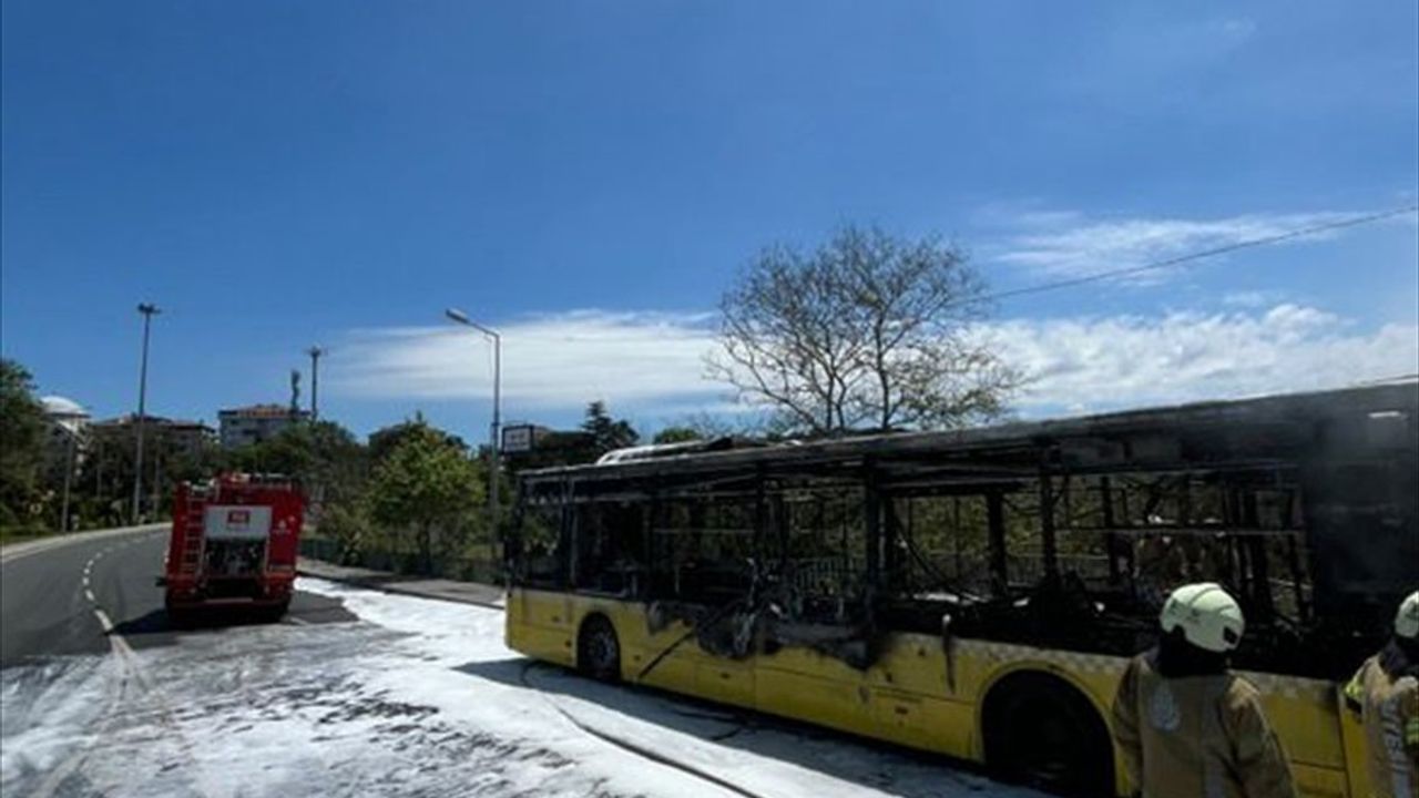 Sarıyer'de Yangın: İETT Otobüsü Kullanılamaz Hale Geldi