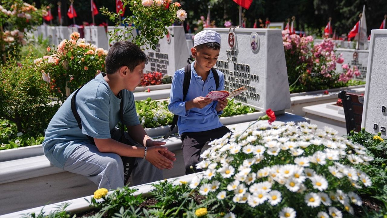 Şehit Aileleri, Kurban Bayramı Arifesinde Edirnekapı Mezarlığı'nı Ziyaret Etti