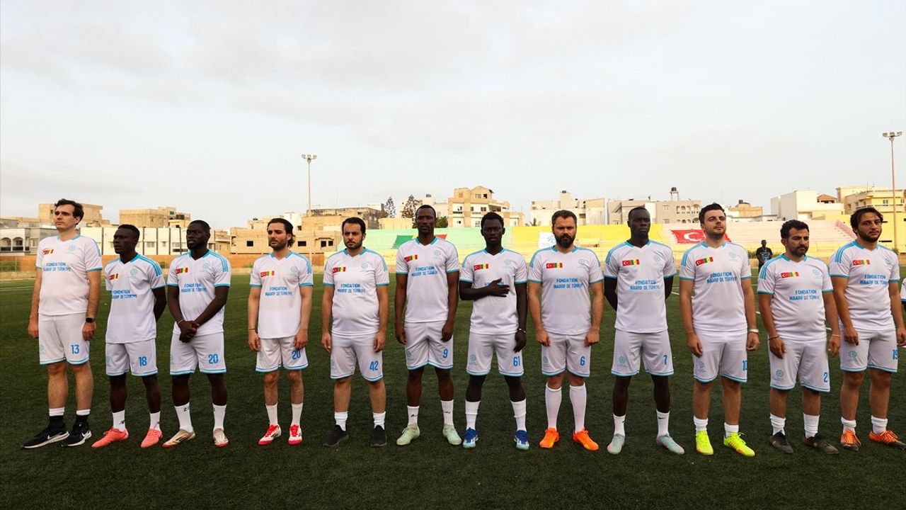 Senegalli Futbolcular Türkiye'de Öğrencilerle Dostluk Maçı Yaptı