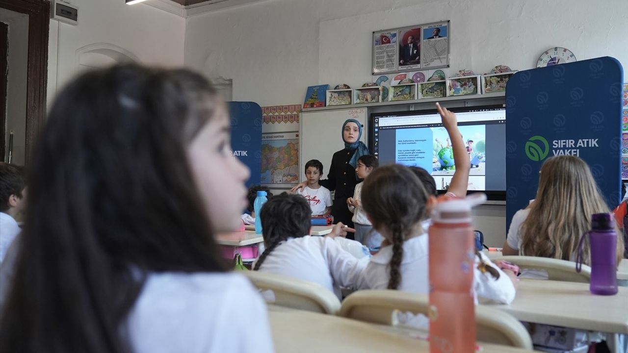 Sıfır Atık Vakfı, Öğrencilere Farkındalık Eğitimi Veriyor