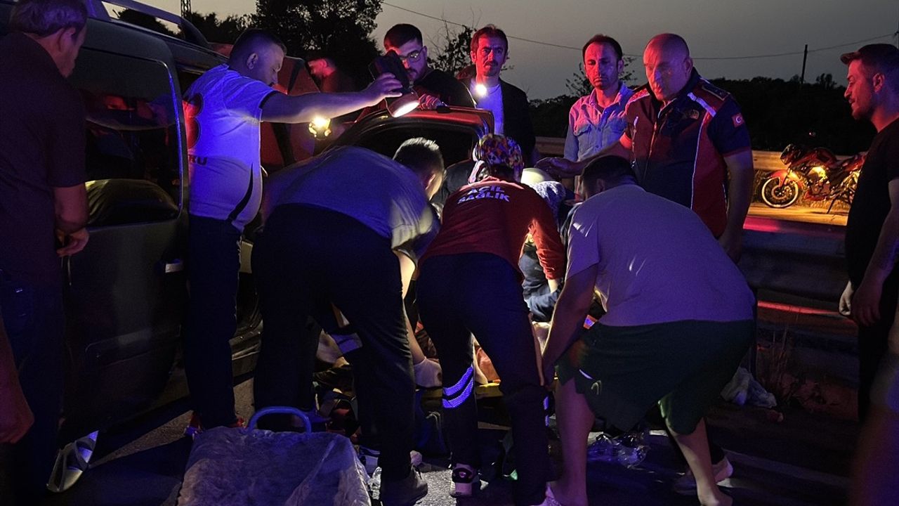 Sinop'ta Bariyere Çarpan Araçta 2 Kişi Yaralandı