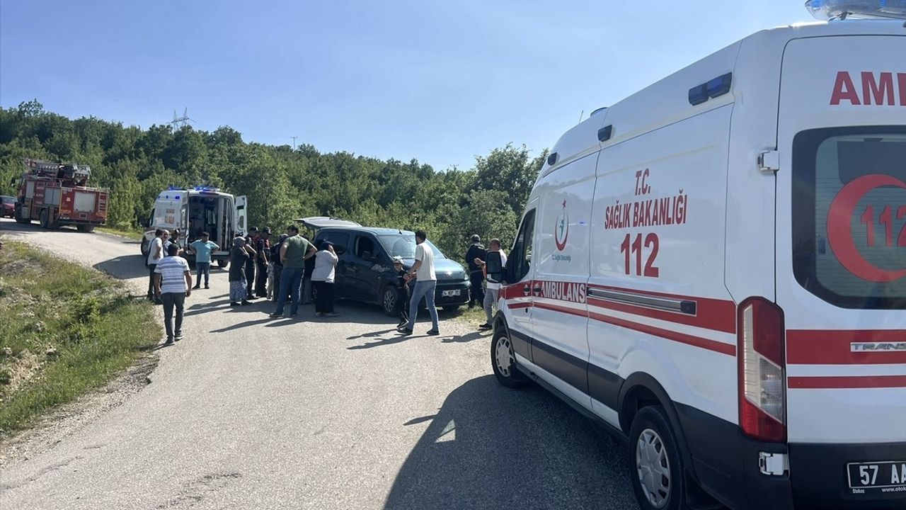 Sinop'ta Devrilen Otomobildeki Karı Koca Yaralandı