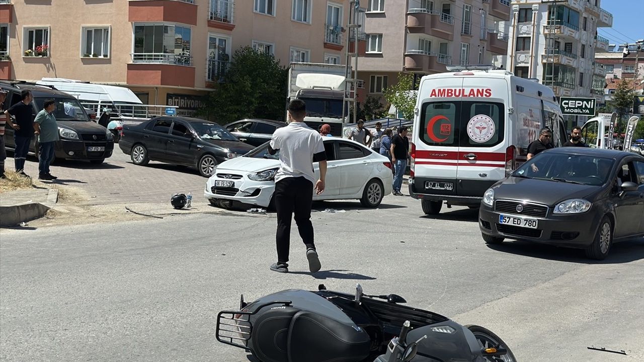 Sinop'ta Otomobil ve Motosiklet Çarpıştı: 2 Yaralı