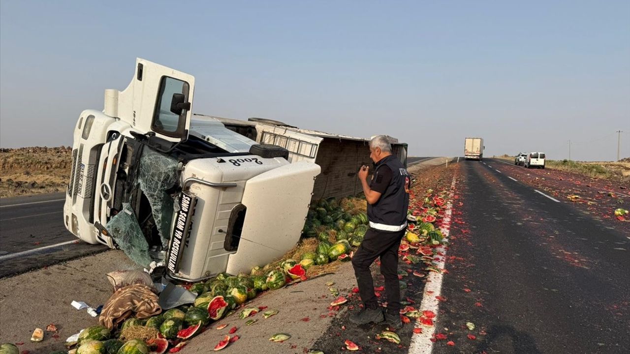 Şırnak'ta Karpuz Yüklü Tır Devrildi: Sürücü Ağır Yaralandı