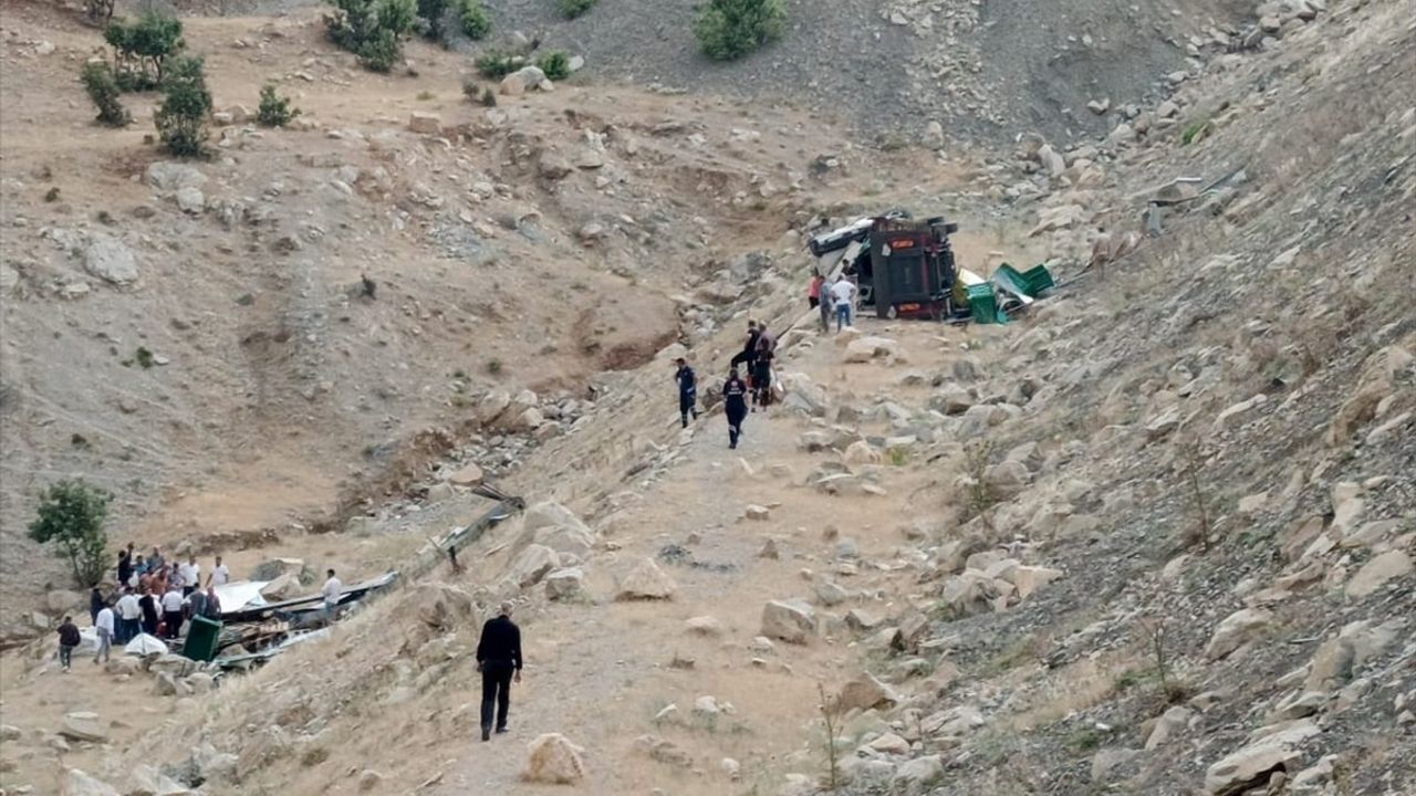 Şırnak'ta Şarampole Devrilen Tır Sürücüsü Ağır Yaralandı