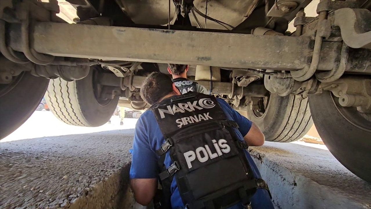 Şırnak'ta Tıra Gizlenmiş 30 Kilogram Metamfetamin Ele Geçirildi