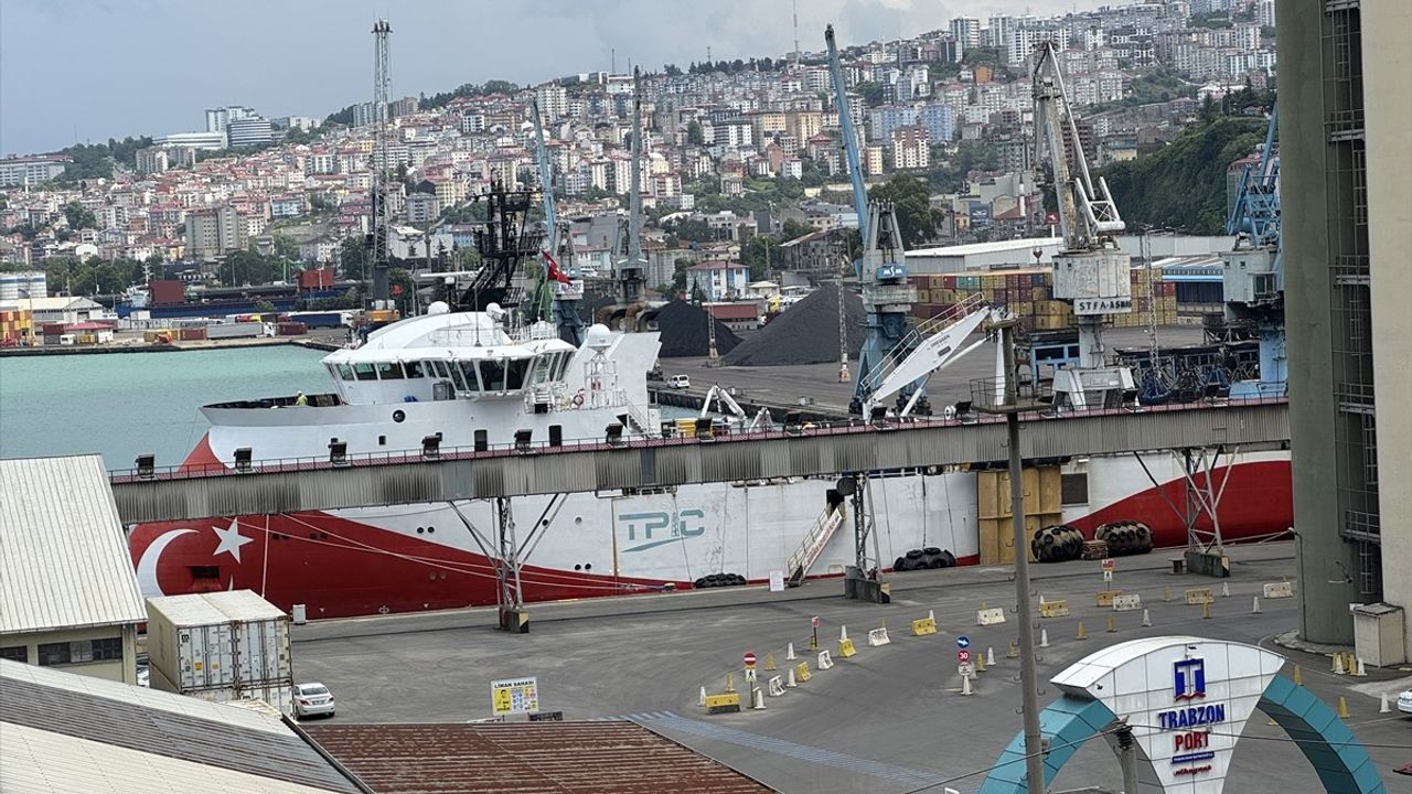 Sismik Araştırma Gemisi Barbaros Hayreddin Paşa Trabzon Limanı'na Demirledi