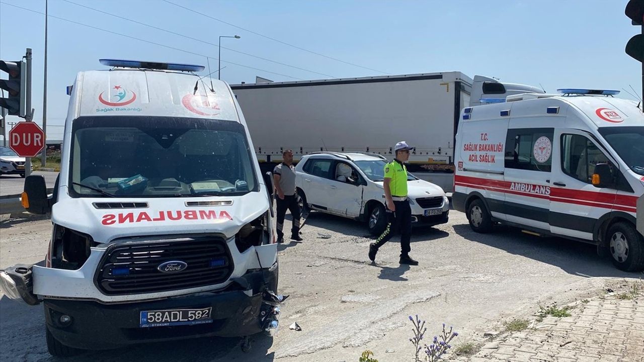 Sivas'ta Ambulans ve Otomobil Çarpıştı: 5 Yaralı