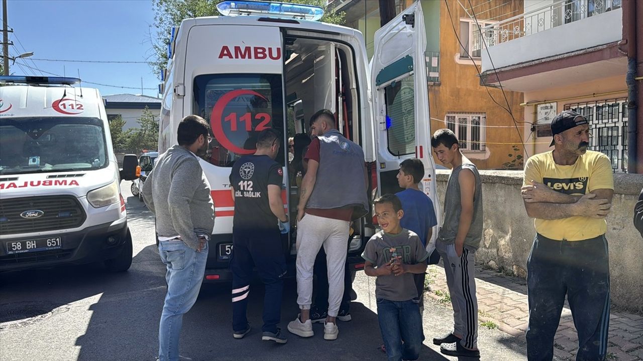 Sivas'ta Apartman Yangını: 5 Kişi Dumandan Etkilenerek Hastaneye Kaldırıldı