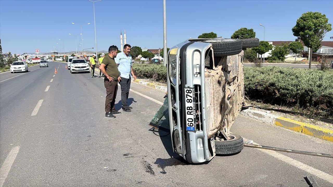Sivas'ta Devrilen Otomobilde İki Kişi Yaralandı