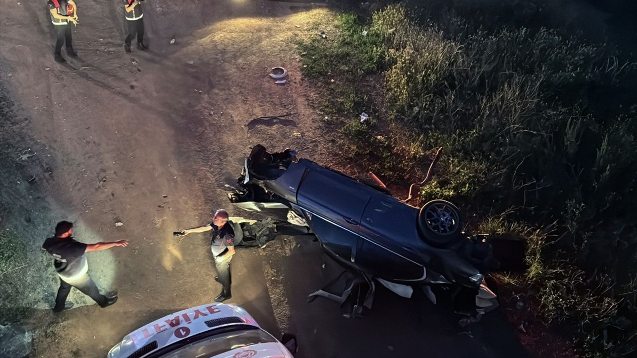 Sivas'ta Köprüden Düşen Otomobilde İki Kişi Yaralandı