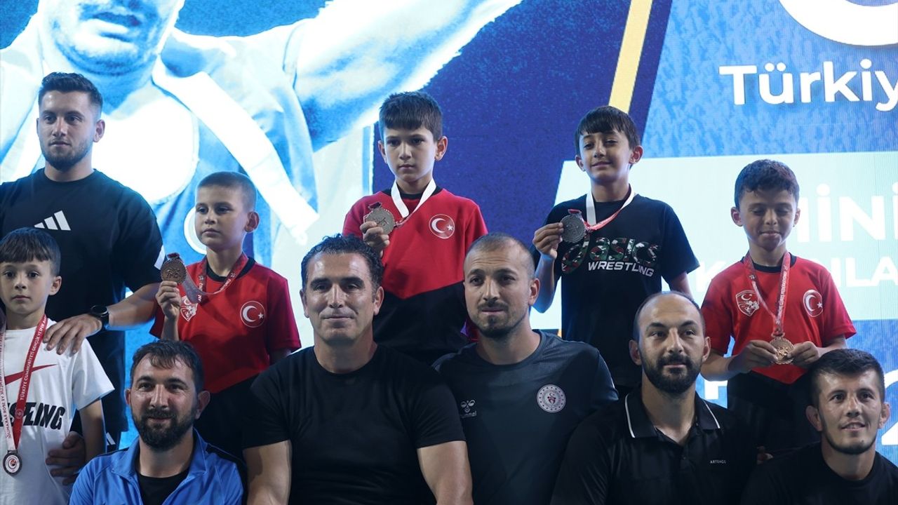 Sivas'ta Minikler Türkiye Güreş Şampiyonası Nefes Kesti