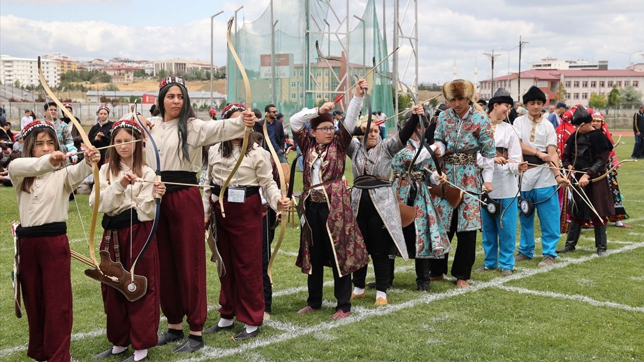Sivas'ta Okul Sporları Türkiye Okçuluk Şampiyonası Başladı