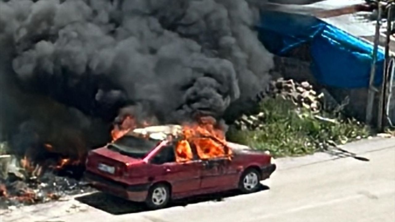 Sivas'ta Park Halindeyken Yanan Araç Kullanılamaz Hale Geldi