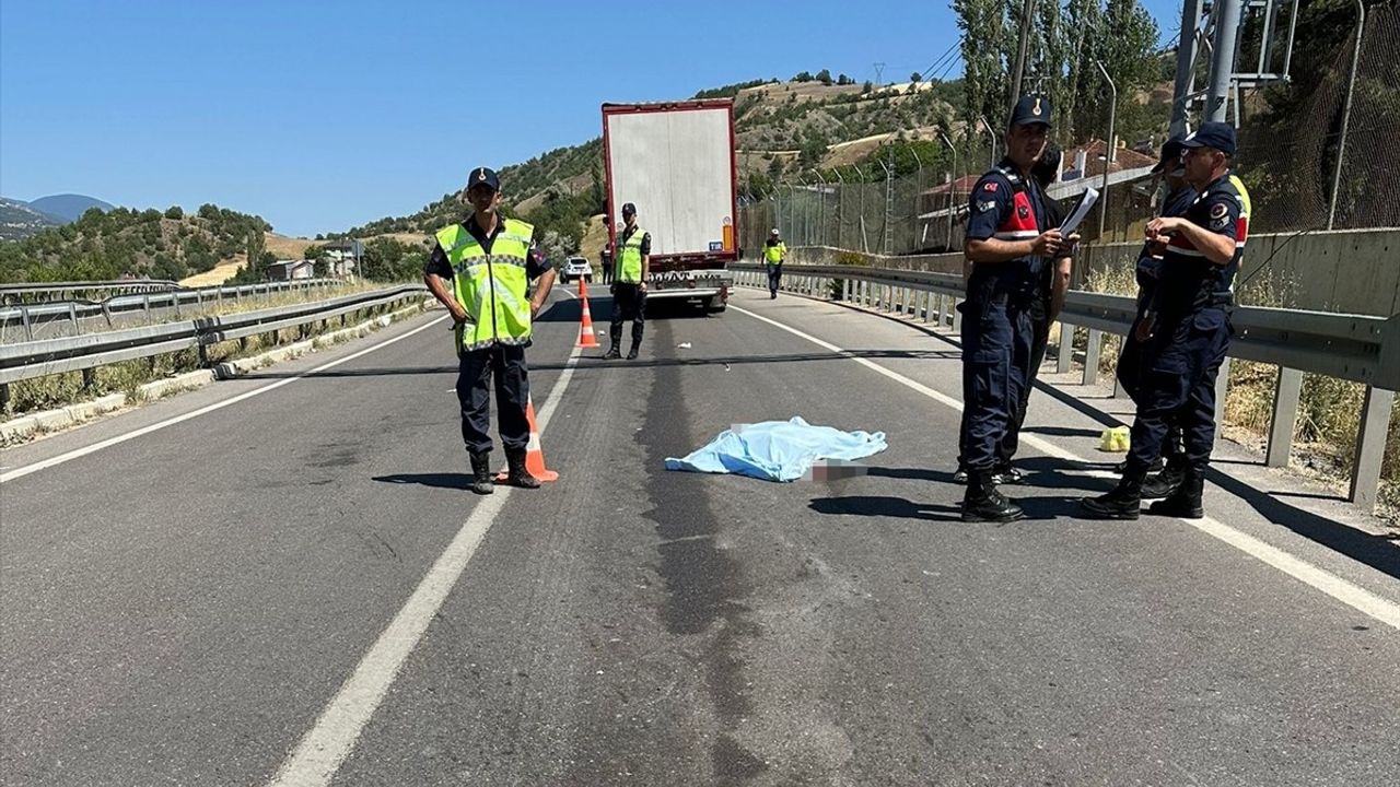 Sivas'ta Tırın Çarptığı Yaya Ağır Yaralandı, Biri Hayatını Kaybetti