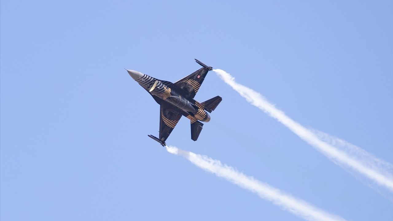 SOLOTÜRK, Adapazarı'nda 104. Kurtuluş Yılı İçin Prova Uçuşu Gerçekleştirdi