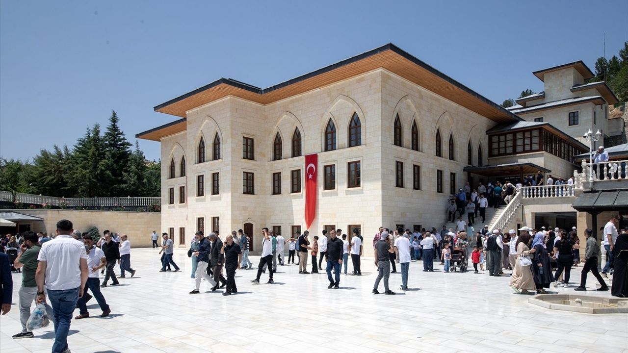 Somuncu Baba Külliyesi: İnanç Turizminin Zirve Noktası